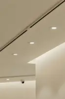 정교한 조명 배치가 돋보이는 갤러리 천장 디테일